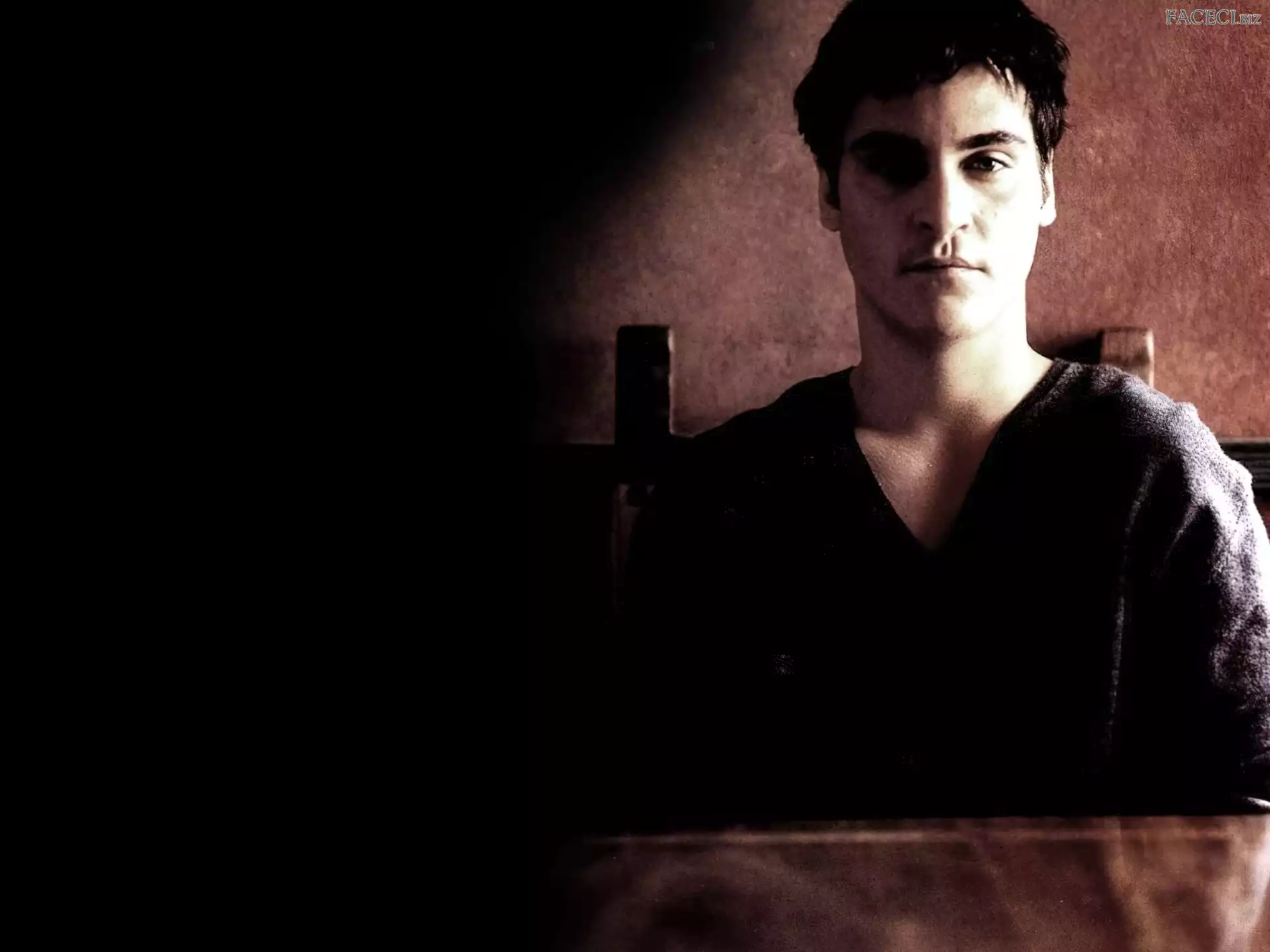 Joaquin Phoenix, czarny sweterek